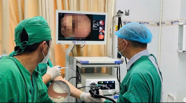 Người đàn ông 51 tuổi uống nước, bất ngờ nuốt nhầm thứ "không thể tin nổi" - Ảnh 1.
