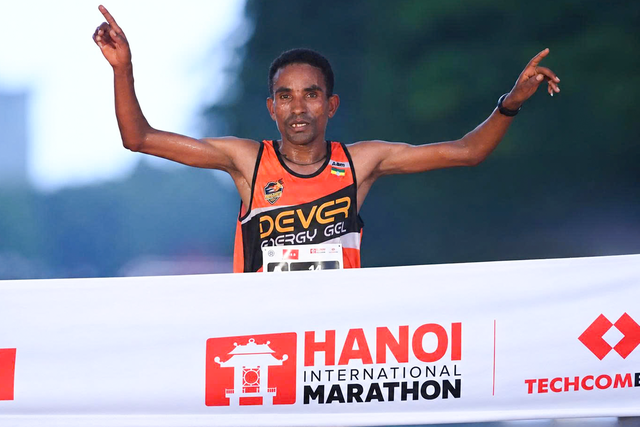 Bứt phá kỷ lục tại giải Marathon Quốc tế Hà Nội Techcombank Mùa thứ 5 - Ảnh 4.