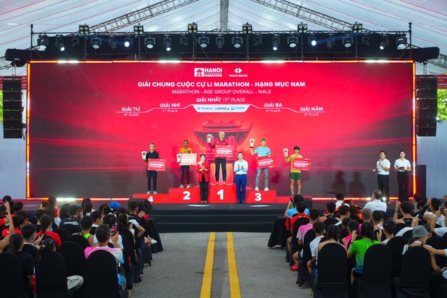Bứt phá kỷ lục tại giải Marathon Quốc tế Hà Nội Techcombank Mùa thứ 5 - Ảnh 2.