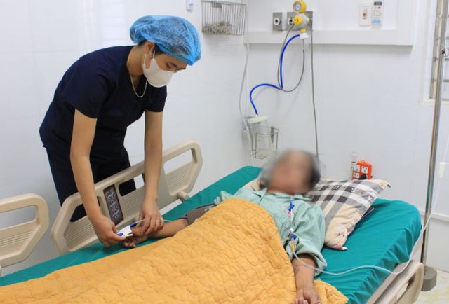 Ăn rau trồng trong vườn nhà, 4 người trong một gia đình nhập viện - Ảnh 1.