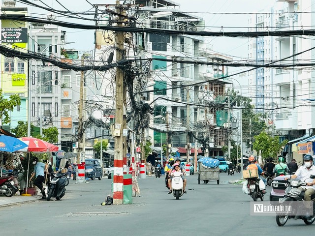 Tp.HCM: &ldquo;Điểm đen&rdquo; h&agrave;ng chục trụ điện tr&ecirc;n đường Chu Văn An được di dời - Ảnh 1.