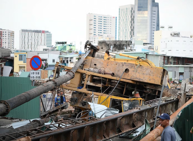 Tp.HCM: Khối sắt nặng hàng chục tấn đổ ầm xuống đường, người dân hoảng hốt- Ảnh 1.