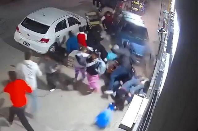 Ô tô tông trúng nhóm người trên vỉa hè, 2 người mắc kẹt dưới gầm xe - Ảnh 1.