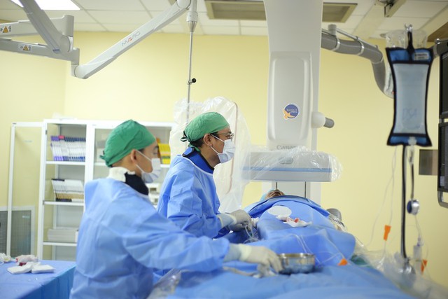 Người đ&agrave;n &ocirc;ng 57 tuổi nhập viện cấp cứu sau bữa tối, b&aacute;c sĩ cảnh b&aacute;o dấu hiệu nguy hiểm - Ảnh 1.