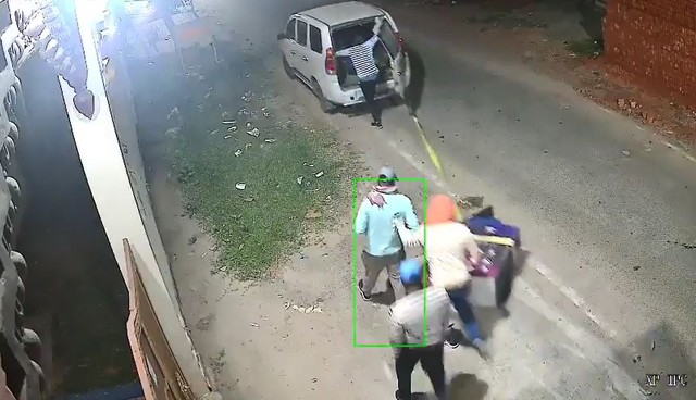 Nh&oacute;m người bịt mặt d&ugrave;ng &ocirc; t&ocirc; trộm m&aacute;y ATM trong đ&ecirc;m - Ảnh 1.