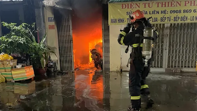 Ch&aacute;y nh&agrave; ở Tp.HCM: Cụ b&agrave; 81 tuổi trượt ng&atilde; tử vong trong l&uacute;c th&aacute;o chạy - Ảnh 1.