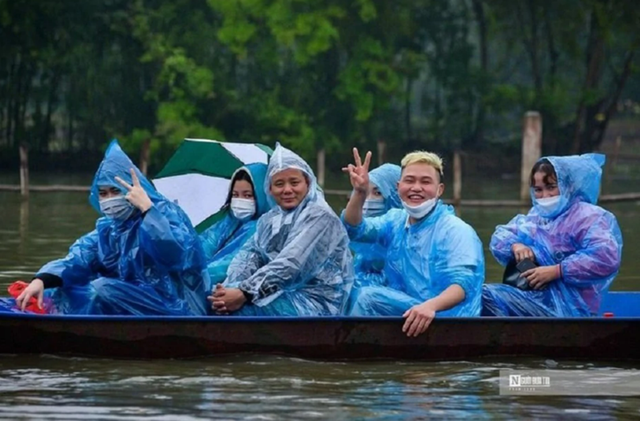 Dự b&aacute;o thời tiết 10/10/2026: Miền Bắc mưa d&ocirc;ng rải r&aacute;c, miền Trung c&oacute; nơi mưa rất to - Ảnh 1.