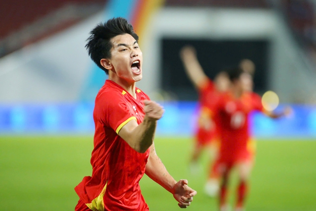 Đình Bắc "trĩu vai" gánh loạt danh hiệu cá nhân và lần đâu làm "chuyện ấy" - Ảnh 1.