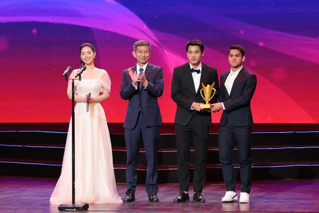 Khoảnh khắc "dở kh&oacute;c dở cười" của Đ&igrave;nh Bắc: Đi nhận giải vẫn bị bảo vệ chặn cửa hỏi v&eacute; mời - Ảnh 3.