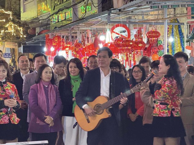 Khoảnh khắc Bí thư Tỉnh ủy "phiêu" guitar, đệm hát giữa phố đi bộ gây sốt mạng xã hội - Ảnh 1.