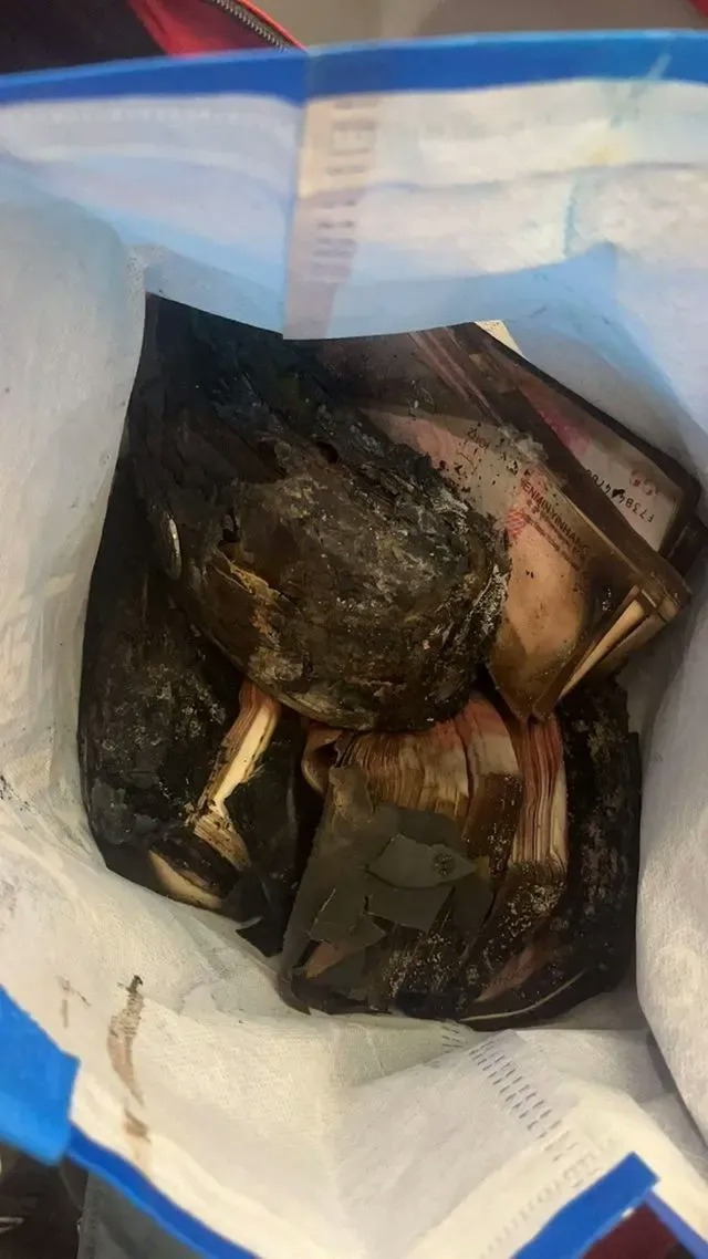 Hai ông bà sốc nặng khi 1,5 tỷ đồng tiền tiết kiệm bị cháy- Ảnh 2. Hai ông bà sốc nặng khi 1,5 tỷ đồng tiền tiết kiệm bị cháy- Ảnh 2.