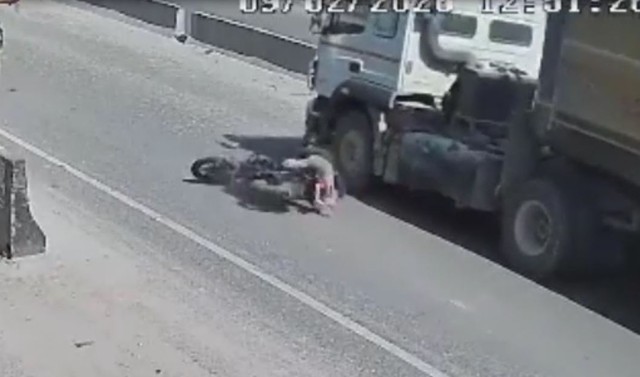 Người đi xe m&aacute;y bị xe tải c&aacute;n tử vong sau c&uacute; phanh gấp - Ảnh 1.