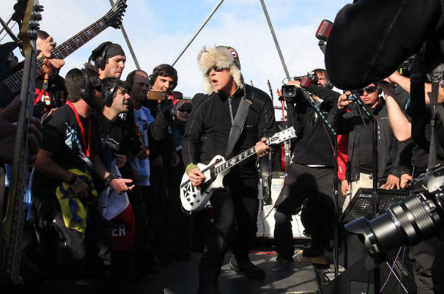 Metallica lập kỷ lục Guinness chưa từng c&oacute;: Ban nhạc rock đầu ti&ecirc;n chinh phục cả 7 ch&acirc;u lục trong một năm - Ảnh 3.