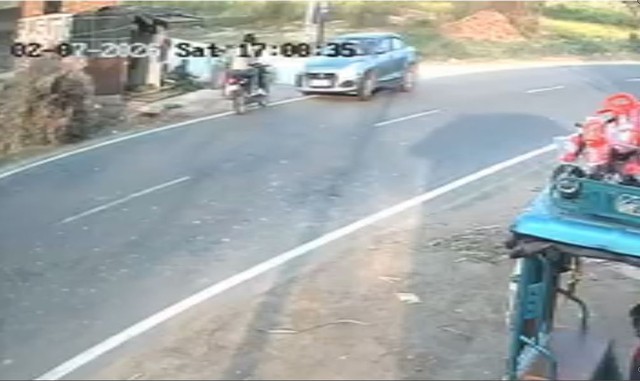 &Ocirc; t&ocirc; đ&acirc;m trực diện xe m&aacute;y, 2 người đ&agrave;n &ocirc;ng tử vong sau va chạm - Ảnh 1.