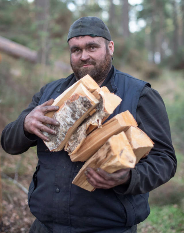 Từ tấm v&eacute; số 9,7 triệu bảng đến đ&aacute;y vực cuộc đời: Bi kịch tận c&ugrave;ng của người qu&eacute;t r&aacute;c đổi đời trong chớp mắt - Ảnh 3.