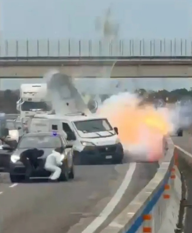 Nh&oacute;m cướp cải trang th&agrave;nh cảnh s&aacute;t, k&iacute;ch nổ xe bọc th&eacute;p chở tiền- Ảnh 1.