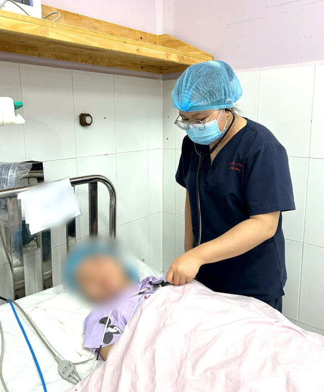 Ăn c&aacute; m&agrave;u đỏ đẹp mắt, cả gia đ&igrave;nh 4 người nhập viện  - Ảnh 1.