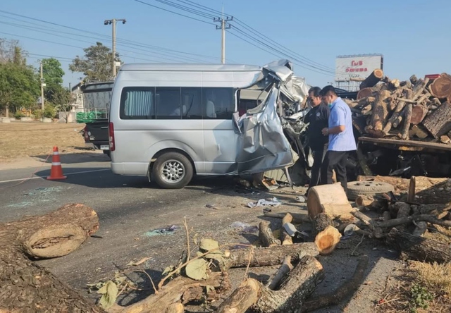 Xe chở nh&acirc;n vi&ecirc;n bệnh viện đ&acirc;m v&agrave;o xe tải, 13 người thương vong - Ảnh 1.