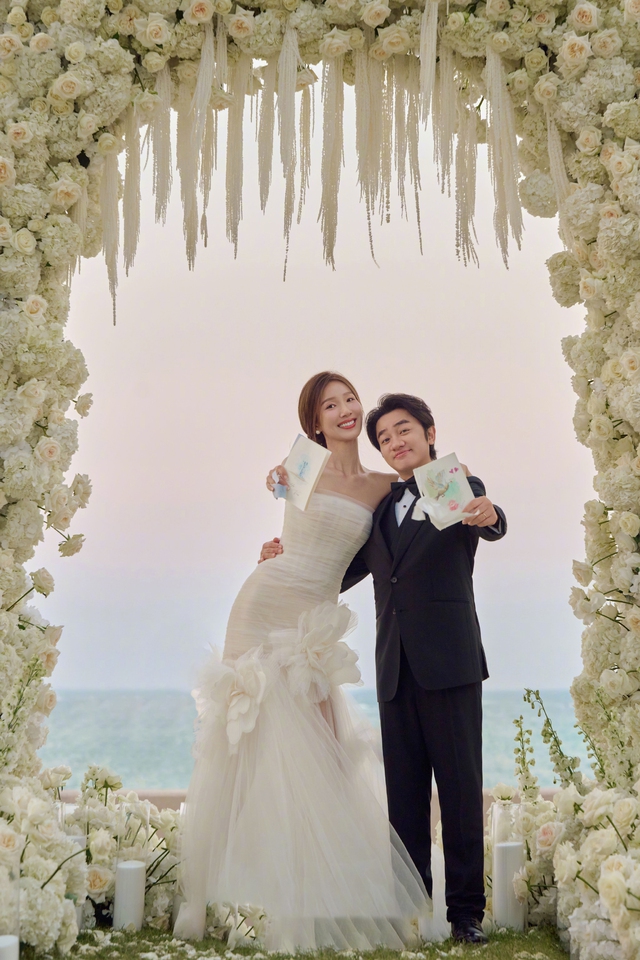 Chuyện tình "đũa lệch" của nàng hậu bất chấp cưới "chú lùn showbiz", cuộc sống gây bất ngờ- Ảnh 2. Chuyện tình "đũa lệch" của nàng hậu bất chấp cưới "chú lùn showbiz", cuộc sống gây bất ngờ- Ảnh 2.