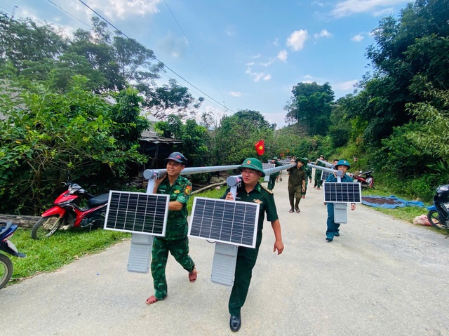Khi những người lính mang ánh sáng về bản làng biên giới - Ảnh 1.