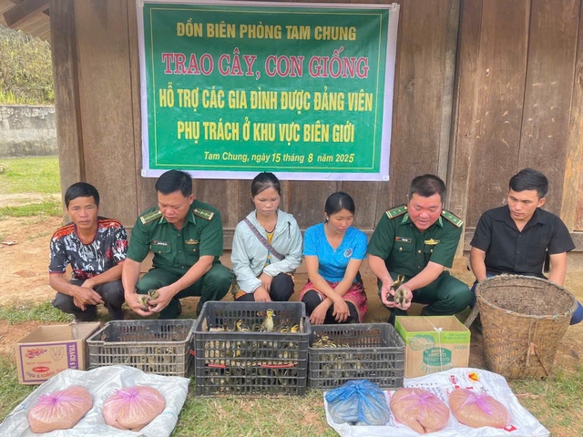 Khi những người lính mang ánh sáng về bản làng biên giới - Ảnh 3.