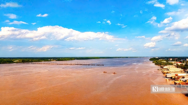 Theo ch&acirc;n ngư d&acirc;n Đất Mũi mưu sinh bằng nghề đ&oacute;ng đ&aacute;y- Ảnh 1.