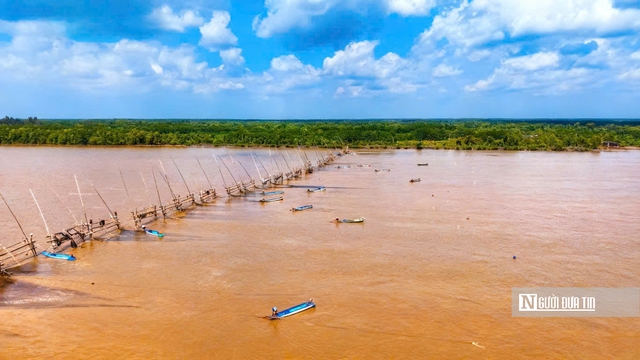 Theo ch&acirc;n ngư d&acirc;n Đất Mũi mưu sinh bằng nghề đ&oacute;ng đ&aacute;y- Ảnh 3.