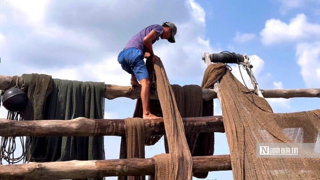 Theo ch&acirc;n ngư d&acirc;n Đất Mũi mưu sinh bằng nghề đ&oacute;ng đ&aacute;y- Ảnh 5.