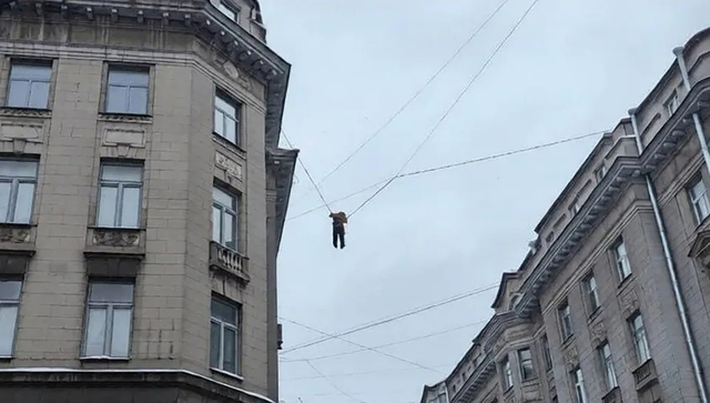 Nam c&ocirc;ng nh&acirc;n vệ sinh rơi khỏi m&aacute;i nh&agrave;, lơ lửng tr&ecirc;n đường d&acirc;y điện - Ảnh 1.