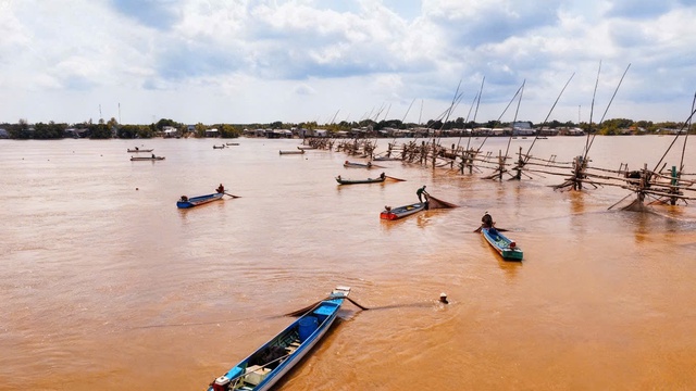 Theo ch&acirc;n ngư d&acirc;n Đất Mũi mưu sinh bằng nghề đ&oacute;ng đ&aacute;y- Ảnh 6.