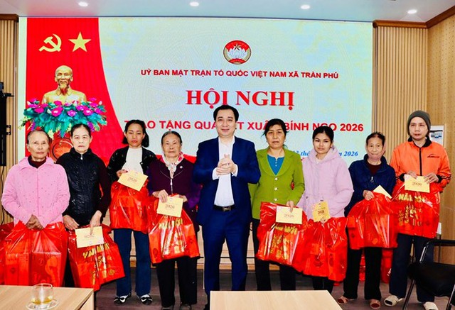 Hải Ph&ograve;ng: Tết sẻ chia đến với c&aacute;c gia đ&igrave;nh kh&oacute; khăn ở x&atilde; Trần Ph&uacute; - Ảnh 3.