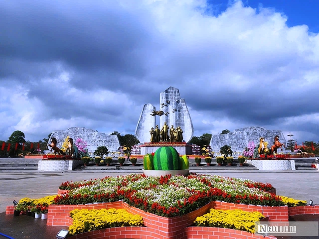 Dàn linh vật ngựa tung vó “mã đáo thành công” ở Quảng Trị- Ảnh 1. Dàn linh vật ngựa tung vó “mã đáo thành công” ở Quảng Trị- Ảnh 1.