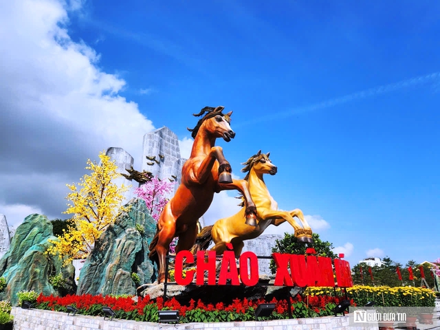 Dàn linh vật ngựa tung vó “mã đáo thành công” ở Quảng Trị- Ảnh 3. Dàn linh vật ngựa tung vó “mã đáo thành công” ở Quảng Trị- Ảnh 3.