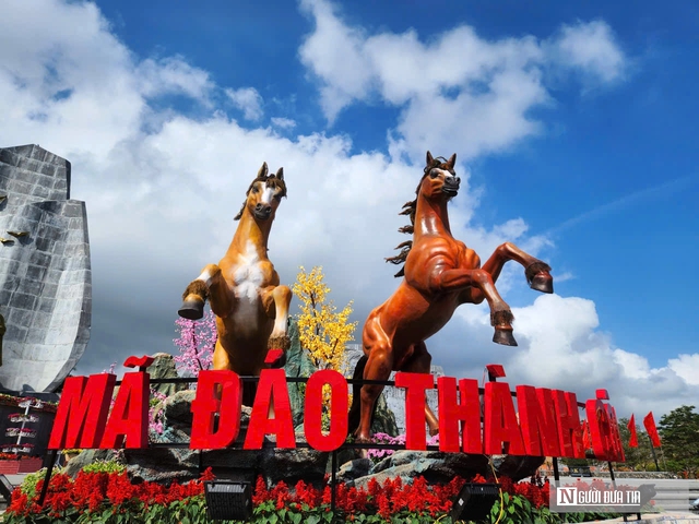 Dàn linh vật ngựa tung vó “mã đáo thành công” ở Quảng Trị- Ảnh 5. Dàn linh vật ngựa tung vó “mã đáo thành công” ở Quảng Trị- Ảnh 5.