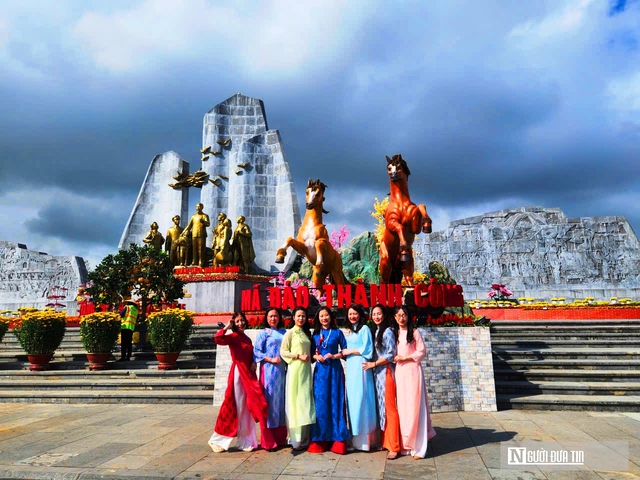 Dàn linh vật ngựa tung vó “mã đáo thành công” ở Quảng Trị- Ảnh 7. Dàn linh vật ngựa tung vó “mã đáo thành công” ở Quảng Trị- Ảnh 7.
