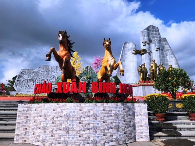 Dàn linh vật ngựa tung vó “mã đáo thành công” ở Quảng Trị- Ảnh 2. Dàn linh vật ngựa tung vó “mã đáo thành công” ở Quảng Trị- Ảnh 2.