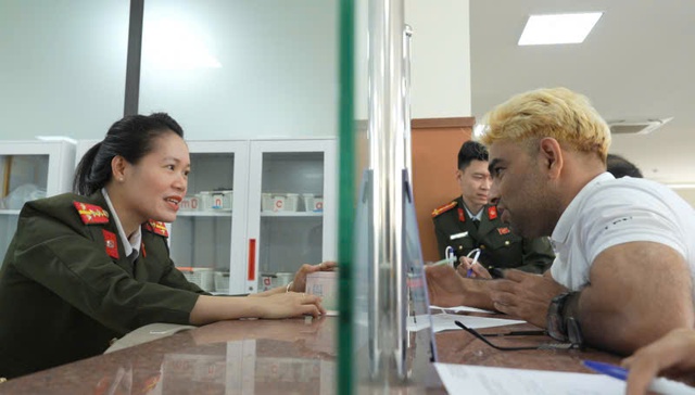 Quản l&yacute; người nước ngo&agrave;i chặt chẽ, chuy&ecirc;n nghiệp tạo cảm gi&aacute;c an t&acirc;m cho du kh&aacute;ch- Ảnh 1.