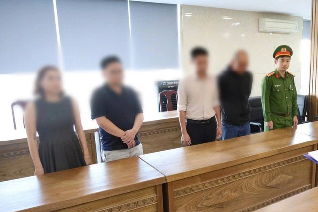 Mua b&aacute;n tr&aacute;i ph&eacute;p h&oacute;a đơn, 3 gi&aacute;m đốc v&agrave; một c&ocirc;ng chức thuế bị khởi tố - Ảnh 1.