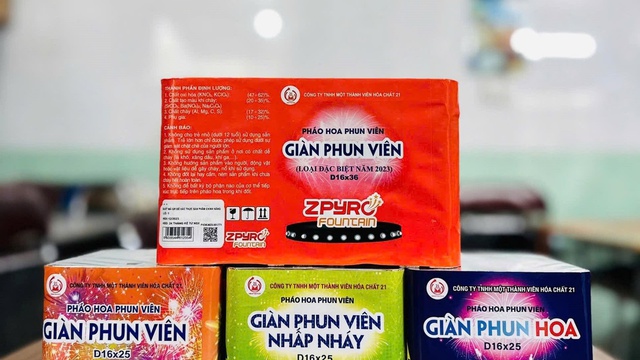 Loạn gi&aacute;, ph&aacute;o hoa Tết vẫn "ch&aacute;y h&agrave;ng"- Ảnh 1.