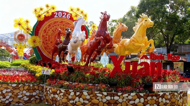 Linh vật ngựa rực rỡ khắp miền Tây chào Xuân Bính Ngọ- Ảnh 9. Linh vật ngựa rực rỡ khắp miền Tây chào Xuân Bính Ngọ- Ảnh 9.