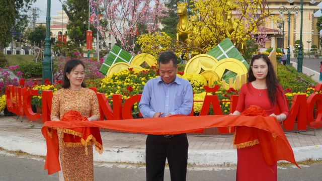 Đại cảnh hoa, linh vật ngựa v&agrave; Hội hoa Xu&acirc;n thu h&uacute;t d&ograve;ng người du xu&acirc;n- Ảnh 4.