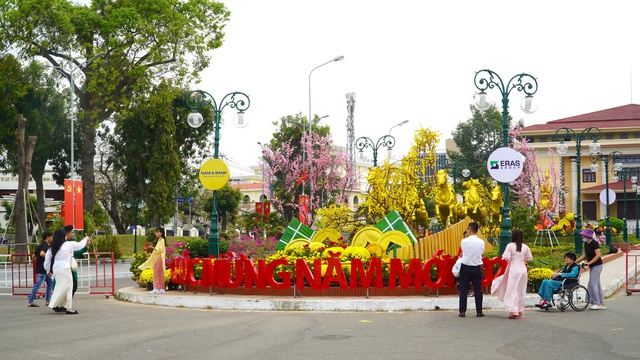 Đại cảnh hoa, linh vật ngựa v&agrave; Hội hoa Xu&acirc;n thu h&uacute;t d&ograve;ng người du xu&acirc;n- Ảnh 1.