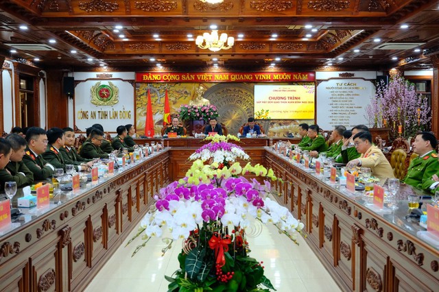 Trắng đêm giữ bình yên: Công an Lâm Đồng trực chiến xuyên giao thừa- Ảnh 1. Trắng đêm giữ bình yên: Công an Lâm Đồng trực chiến xuyên giao thừa- Ảnh 1.