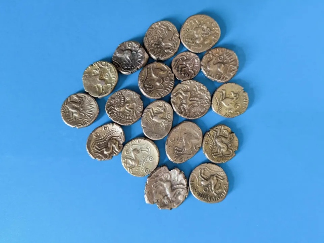 D&ograve; kim loại, người đ&agrave;n &ocirc;ng ph&aacute;t hiện kho b&aacute;u qu&yacute; gi&aacute; tr&ecirc;n c&aacute;nh đồng- Ảnh 2.