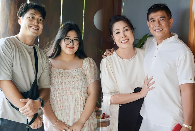 "B&agrave; tr&ugrave;m s&acirc;n khấu" tuổi B&iacute;nh Ngọ l&agrave; Gi&aacute;m đốc, h&ocirc;n nh&acirc;n vi&ecirc;n m&atilde;n b&ecirc;n chồng l&agrave; t&agrave;i tử điện ảnh - Ảnh 6.