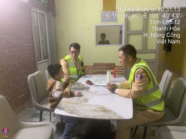 B&eacute; trai 11 tuổi đi lạc tr&ecirc;n cao tốc trong đ&ecirc;m giao thừa- Ảnh 2.