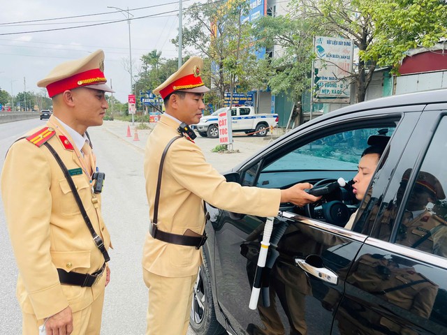 CSGT Thanh H&oacute;a huy động 100% qu&acirc;n số, xử phạt 219 trường hợp vi phạm m&ugrave;ng 1 Tết- Ảnh 2.