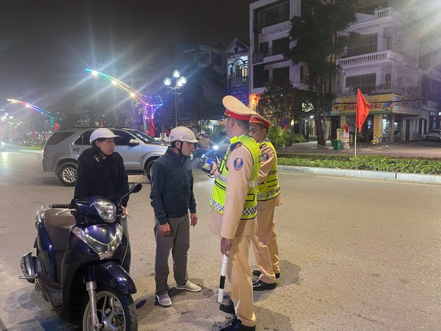 CSGT Thanh H&oacute;a huy động 100% qu&acirc;n số, xử phạt 219 trường hợp vi phạm m&ugrave;ng 1 Tết- Ảnh 1.