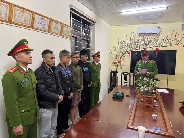 Khởi tố nh&oacute;m đối tượng d&ugrave;ng s&uacute;ng đe dọa rồi đ&aacute;nh con nợ- Ảnh 2.