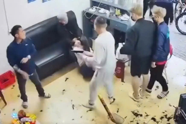 Khởi tố nh&oacute;m đối tượng d&ugrave;ng s&uacute;ng đe dọa rồi đ&aacute;nh con nợ- Ảnh 1.